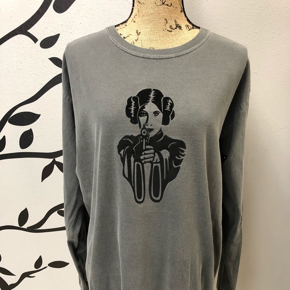 Comfort Color Princess Leia holding revolver. Sz L